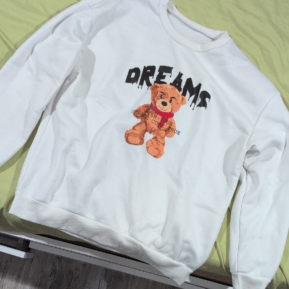 White Sweatshirt with "DREAMS" Bear Print